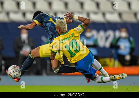 Neymar-Spieler aus Brasilien bestreitet ein Gebot mit Luis Diaz-Spieler aus Kolumbien während des Spiels der Gruppe B zwischen Brasilien und Kolumbien im Rahmen von Copa America Brazil 2021 im Estadio Olimpico Nilton Santos am 23. Juni 2021 in Rio de Janeiro, Brasilien. (Foto von Thiago Ribeiro/NurPhoto) Stockfoto