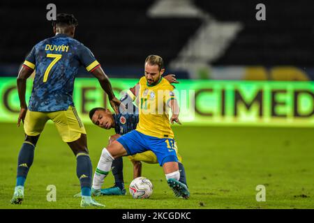 Everton Ribeiro Spieler aus Brasilien bestreitet ein Gebot mit Tessilo Spieler aus Kolumbien Gruppe B Spiel zwischen Brasilien und Kolumbien im Rahmen von Copa America Brazil 2021 im Estadio Olimpico Nilton Santos am 23. Juni 2021 in Rio de Janeiro, Brasilien. (Foto von Thiago Ribeiro/NurPhoto) Stockfoto