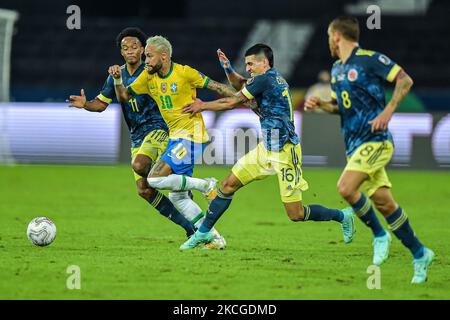 Neymar Spieler aus Brasilien bestreitet ein Gebot mit Munoz Spieler aus Kolumbien während der Gruppe B Spiel zwischen Brasilien und Kolumbien im Rahmen von Copa America Brazil 2021 im Estadio Olimpico Nilton Santos am 23. Juni 2021 in Rio de Janeiro, Brasilien. (Foto von Thiago Ribeiro/NurPhoto) Stockfoto