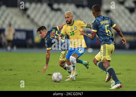 Neymar-Spieler aus Brasilien bestreitet ein Gebot mit Barrios-Spieler aus Kolumbien während des Spiels der Gruppe B zwischen Brasilien und Kolumbien im Rahmen von Copa America Brazil 2021 im Estadio Olimpico Nilton Santos am 23. Juni 2021 in Rio de Janeiro, Brasilien. (Foto von Thiago Ribeiro/NurPhoto) Stockfoto