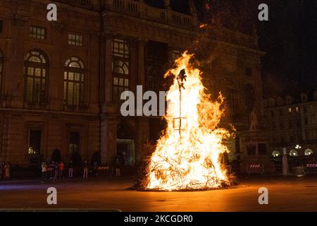 Das Turiner Fest des Schutzpatrons des heiligen Johannes wird mit dem traditionellen Lagerfeuer gefeiert, das traditionell am 23. Juni 2021 das Fest des schutzpatrons des heiligen Johannes von San Giovanni eröffnet. (Foto von Mauro Ujetto/NurPhoto) Stockfoto