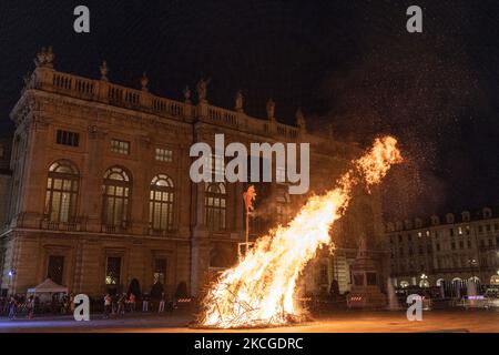 Das Turiner Fest des Schutzpatrons des heiligen Johannes wird mit dem traditionellen Lagerfeuer gefeiert, das traditionell am 23. Juni 2021 das Fest des schutzpatrons des heiligen Johannes von San Giovanni eröffnet. (Foto von Mauro Ujetto/NurPhoto) Stockfoto