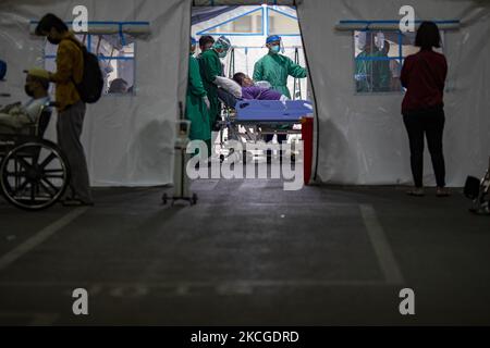 Coronavirus-Zelt im Cengkareng Regional General Hospital in Jakarta, Indonesien, am 24. Juni 2021 inmitten der Covid-19-Pandemie. (Foto von Donal Husni/NurPhoto) Stockfoto