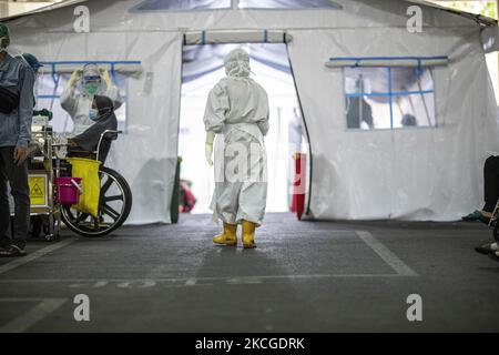 Am 24. Juni 2021 tritt eine Krankenschwester in das Covid-19-Zelt im Krankenhaus in Jakarta, Indonesien, ein. (Foto von Donal Husni/NurPhoto) Stockfoto