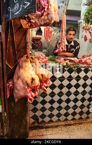 Kuhköpfe hängen in einem Fleischgeschäft am Souk (Markt) in der Medina (Altstadt) von Fez in Marokko, Afrika. Die antike Stadt Fez (Fes) ist die zweitgrößte Stadt Marokkos und wurde oft als das "Mekka des Westens" und das "Athen Afrikas" bezeichnet. (Foto von Creative Touch Imaging Ltd./NurPhoto) Stockfoto