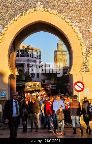 Bab Abi al-Jounoud oder Bab Bou Jeloud (das blaue Tor) ist ein kunstvolles Stadttor in der Medina (Altstadt) von Fez in Marokko, Afrika. Die antike Stadt Fez (Fes) ist die zweitgrößte Stadt Marokkos und wurde oft als das "Mekka des Westens" und das "Athen Afrikas" bezeichnet. (Foto von Creative Touch Imaging Ltd./NurPhoto) Stockfoto