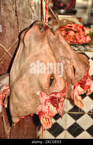 Kuhköpfe hängen in einem Fleischgeschäft am Souk (Markt) in der Medina (Altstadt) von Fez in Marokko, Afrika. Die antike Stadt Fez (Fes) ist die zweitgrößte Stadt Marokkos und wurde oft als das "Mekka des Westens" und das "Athen Afrikas" bezeichnet. (Foto von Creative Touch Imaging Ltd./NurPhoto) Stockfoto