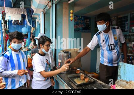 Shib Shankar Patra , Fußballfan des argentinischen Teams, serviert Fans und Kunden Tee während der 34.-Geburtstagfeier des weltberühmten Fußballers Lionel Messi am North 24 Pargana Kalkutta bis 27 Kilometer Entfernungen nördlich, West Bengalen, Indien, am 24. Juni 2021. (Foto von Debajyoti Chakraborty/NurPhoto) Stockfoto