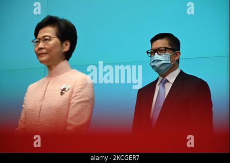 Die derzeitige Chefin, Carrie Lam, der neu ernannte Sicherheitsminister, Tang Ping-keung, wird am Freitag, den 25. Juni 2021, auf einer Pressekonferenz in Hongkong gesehen. Heute kündigte die Regierung Hongkongs eine Kabinettsumbildung an, bei der der derzeitige Chief Secretary of Administration, Matthew Cheung, entfernt wird. (Foto von Vernon Yuen/NurPhoto) Stockfoto