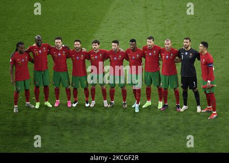 Portugals Spieler (Renato Sanches, Danilo, Diogo Jota, Joao Moutinsho, Bernardo Silva, Raphael Guerreiro, Nelson Semedo, Ruben Dias, Pepe, Rui Patricio, Cristiano Ronaldo) vor dem Fußballspiel der UEFA-Europameisterschaft 2020 zwischen Portugal und Frankreich im Stadion Puskas Ferenc am 23. Juni 2021 in Budapest, Ungarn, antreten. (Foto von Alex Nicodim/NurPhoto) Stockfoto