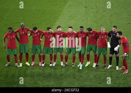 Portugals Spieler (Renato Sanches, Danilo, Diogo Jota, Joao Moutinsho, Bernardo Silva, Raphael Guerreiro, Nelson Semedo, Ruben Dias, Pepe, Rui Patricio, Cristiano Ronaldo) vor dem Fußballspiel der UEFA-Europameisterschaft 2020 zwischen Portugal und Frankreich im Stadion Puskas Ferenc am 23. Juni 2021 in Budapest, Ungarn, antreten. (Foto von Alex Nicodim/NurPhoto) Stockfoto