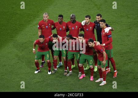 Portugals Spieler (Renato Sanches, Danilo, Diogo Jota, Joao Moutinsho, Bernardo Silva, Raphael Guerreiro, Nelson Semedo, Ruben Dias, Pepe, Rui Patricio, Cristiano Ronaldo) vor dem Fußballspiel der UEFA-Europameisterschaft 2020 zwischen Portugal und Frankreich im Stadion Puskas Ferenc am 23. Juni 2021 in Budapest, Ungarn, antreten. (Foto von Alex Nicodim/NurPhoto) Stockfoto