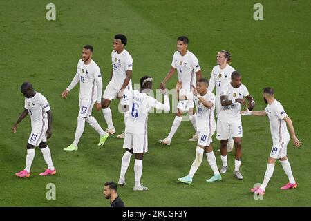 Frankreichs Stürmer Karim Benzema feiert mit seinen Teamkollegen, nachdem er während des Fußballspiels der UEFA-Europameisterschaft 2020 zwischen Portugal und Frankreich im Stadion Puskas Ferenc am 23. Juni 2021 in Budapest, Ungarn, eine Strafe erzielt hat. (Foto von Alex Nicodim/NurPhoto) Stockfoto