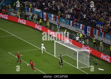 Frankreichs Stürmer Karim Benzema feiert nach Drehs und Punktestörung am Elfmeterplatz am portugiesischen Torwart Rui Patricio beim UEFA EURO 2020 Group F Fußballspiel zwischen Portugal und Frankreich in der Puskas Arena in Budapest am 23. Juni 2021. (Foto von Alex Nicodim/NurPhoto) Stockfoto