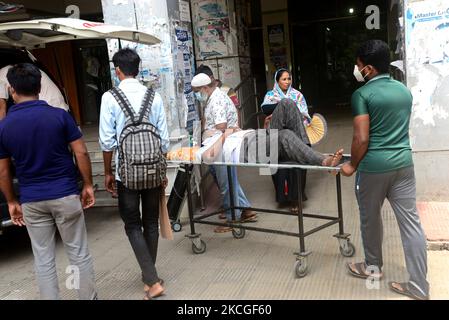 Ein Verwandter transportiert einen Covid-19-Patienten am Dhaka Medical College Hospital zur Aufnahme zur Behandlung während der Coronavirus-Pandemie am 25. Juni 2021 in Dhaka, Bangladesch. (Foto von Mamunur Rashid/NurPhoto) Stockfoto