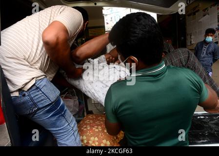 Ein Verwandter transportiert einen Covid-19-Patienten am Dhaka Medical College Hospital zur Aufnahme zur Behandlung während der Coronavirus-Pandemie am 25. Juni 2021 in Dhaka, Bangladesch. (Foto von Mamunur Rashid/NurPhoto) Stockfoto