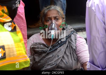 Ein Verwandter transportiert einen Covid-19-Patienten am Dhaka Medical College Hospital zur Aufnahme zur Behandlung während der Coronavirus-Pandemie am 25. Juni 2021 in Dhaka, Bangladesch. (Foto von Mamunur Rashid/NurPhoto) Stockfoto