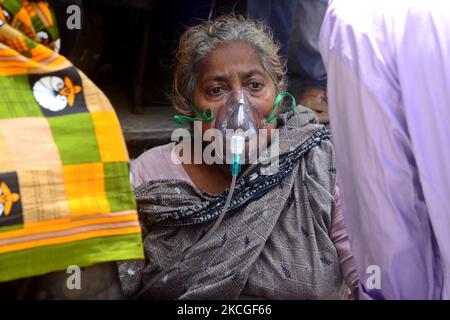 Ein Verwandter transportiert einen Covid-19-Patienten am Dhaka Medical College Hospital zur Aufnahme zur Behandlung während der Coronavirus-Pandemie am 25. Juni 2021 in Dhaka, Bangladesch. (Foto von Mamunur Rashid/NurPhoto) Stockfoto