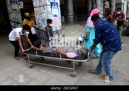 Ein Verwandter transportiert einen Covid-19-Patienten am Dhaka Medical College Hospital zur Aufnahme zur Behandlung während der Coronavirus-Pandemie am 25. Juni 2021 in Dhaka, Bangladesch. (Foto von Mamunur Rashid/NurPhoto) Stockfoto