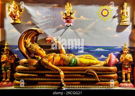 Figur von Padmanabhaswamy (Herr Vishnu in der 'Anantha Shayana' Haltung, der ewige yogische Schlaf auf der unendlichen Schlange Adi Shesha) schmückt einen kleinen Hindu-Tempel in der Nähe des historischen Sree Padmanabhaswamy Tempel in Thiruvananthapuram (Trivandrum), Kerala, Indien. (Foto von Creative Touch Imaging Ltd./NurPhoto) Stockfoto
