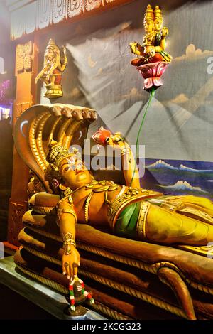 Figur von Padmanabhaswamy (Herr Vishnu in der 'Anantha Shayana' Haltung, der ewige yogische Schlaf auf der unendlichen Schlange Adi Shesha) schmückt einen kleinen Hindu-Tempel in der Nähe des historischen Sree Padmanabhaswamy Tempel in Thiruvananthapuram (Trivandrum), Kerala, Indien. (Foto von Creative Touch Imaging Ltd./NurPhoto) Stockfoto