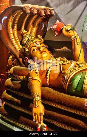 Figur von Padmanabhaswamy (Herr Vishnu in der 'Anantha Shayana' Haltung, der ewige yogische Schlaf auf der unendlichen Schlange Adi Shesha) schmückt einen kleinen Hindu-Tempel in der Nähe des historischen Sree Padmanabhaswamy Tempel in Thiruvananthapuram (Trivandrum), Kerala, Indien. (Foto von Creative Touch Imaging Ltd./NurPhoto) Stockfoto