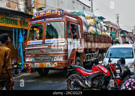 Überfüllte Straße auf dem Chalai-Markt in der Stadt Thiruvananthapuram (Trivandrum), Kerala, Indien. (Foto von Creative Touch Imaging Ltd./NurPhoto) Stockfoto