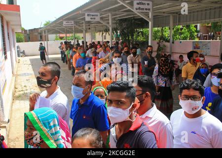 Die Begünstigten stehen am 25. Juni in Jaipur, Rajasthan, Indien, in einer Schlange, um während einer eintägigen Impfkampagne eine Covid-19-Impfdosis zu erhalten. 2021. (Foto von Vishal Bhatnagar/NurPhoto) Stockfoto