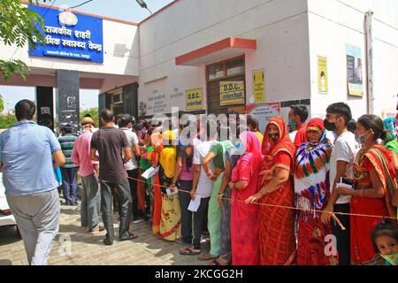 Die Begünstigten stehen am 25. Juni in Jaipur, Rajasthan, Indien, in einer Schlange, um während einer eintägigen Impfkampagne eine Covid-19-Impfdosis zu erhalten. 2021. (Foto von Vishal Bhatnagar/NurPhoto) Stockfoto