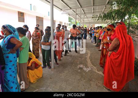 Die Begünstigten stehen am 25. Juni in Jaipur, Rajasthan, Indien, in einer Schlange, um während einer eintägigen Impfkampagne eine Covid-19-Impfdosis zu erhalten. 2021. (Foto von Vishal Bhatnagar/NurPhoto) Stockfoto