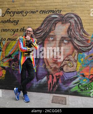 Eddie McGuinness, Dublin Pride Head of Events vor einem neuen Wandgemälde, das den irischen Dichter Oscar Wilde von CHELS (Chelsea Jacobs) in Dublin darstellt. Am Samstag, den 26. Juni 2021, in Dublin, Irland. (Foto von Artur Widak/NurPhoto) Stockfoto