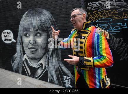 Eddie McGuinness, Dublin Pride Head of Events vor einem neuen Wandgemälde, das die fiktive Figur Clare Devlin aus der TV-Show 'Derry Girls' von ESTR (Emmalene Blake) in Dublin darstellt. Am Samstag, den 26. Juni 2021, in Dublin, Irland. (Foto von Artur Widak/NurPhoto) Stockfoto