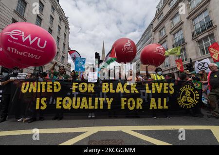 LONDON, GROSSBRITANNIEN - 26. JUNI 2021: Demonstranten versammeln sich vor dem BBC Broadcasting House vor der Volksversammlung gegen die nationale Austeritätsdemonstration und marschieren am 26. Juni 2021 in London, England, durch das Zentrum Londons. Demonstranten verschiedener Organisationen protestieren gegen den Umgang der Regierung mit der Coronavirus-Pandemie und fordern die Renationalisierung von Schlüsselindustrien, die Bekämpfung des institutionellen Rassismus und Maßnahmen zur Bekämpfung der Klimanotlage. (Foto von Wiktor Szymanowicz/NurPhoto) Stockfoto