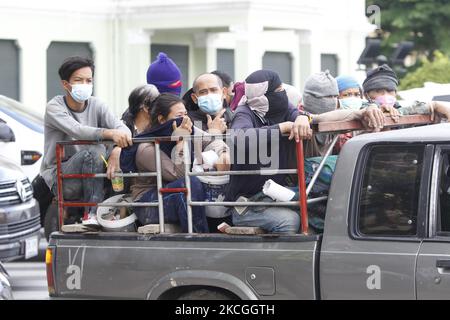 Labors sitzt am 26. Juni 2021 auf einem Pick-up-Truck in Bangkok. Die Regierung hat beschlossen, ansteckende und risikoreiche Gebiete einschließlich Bauarbeiterlager im Großraum Bangkok und in vier südlichen Grenzprovinzen ab Montag für 30 Tage zu schließen. (NUR FOTO/Chaiwat Subprasom) (Foto: Chaiwat Subprasom/NurPhoto) Stockfoto