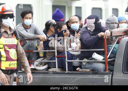 Labors sitzt am 26. Juni 2021 auf einem Pick-up-Truck in Bangkok. Die Regierung hat beschlossen, ansteckende und risikoreiche Gebiete einschließlich Bauarbeiterlager im Großraum Bangkok und in vier südlichen Grenzprovinzen ab Montag für 30 Tage zu schließen. (NUR FOTO/Chaiwat Subprasom) (Foto: Chaiwat Subprasom/NurPhoto) Stockfoto