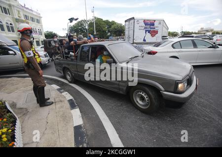 Labors sitzt am 26. Juni 2021 auf einem Pick-up-Truck in Bangkok. Die Regierung hat beschlossen, ansteckende und risikoreiche Gebiete einschließlich Bauarbeiterlager im Großraum Bangkok und in vier südlichen Grenzprovinzen ab Montag für 30 Tage zu schließen. (NUR FOTO/Chaiwat Subprasom) (Foto: Chaiwat Subprasom/NurPhoto) Stockfoto