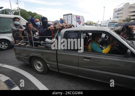 Labors sitzt am 26. Juni 2021 auf einem Pick-up-Truck in Bangkok. Die Regierung hat beschlossen, ansteckende und risikoreiche Gebiete einschließlich Bauarbeiterlager im Großraum Bangkok und in vier südlichen Grenzprovinzen ab Montag für 30 Tage zu schließen. (NUR FOTO/Chaiwat Subprasom) (Foto: Chaiwat Subprasom/NurPhoto) Stockfoto