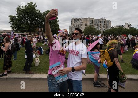 LONDON, VEREINIGTES KÖNIGREICH - 26. JUNI 2021: Transgender-Menschen und ihre Unterstützer versammeln sich am Wellington Arch, bevor sie während des dritten Trans Pride protestmarsches für Gleichheit am 26. Juni 2021 in London, England, durch das Zentrum Londons marschieren. Die Demonstranten fordern Investitionen in trans-Healthcare, zugängliche Badezimmereinrichtungen und Gefängniseinrichtungen, ein Ende der nicht einvernehmlichen Operationen an intersexuellen Kindern und ein Verbot pseudowissenschaftlicher Konversionstherapien. (Foto von Wiktor Szymanowicz/NurPhoto) Stockfoto