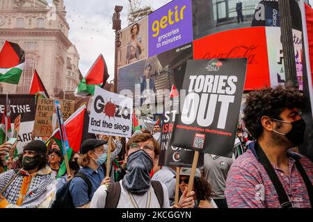 Regierungsfeindliche Aktivisten protestieren am 26. Juni 2021 gegen den Piccadilly Circus im Zentrum von London, Großbritannien. Der Protest vereint Aktivisten aus vielen oppositionellen linken Bewegungen wie Kill the Bill, der Volksversammlung, den Stimmen der NHS-Mitarbeiter, der Stop the war Coalition oder der Extincion Rebellion. (Foto von Dominika Zarzycka/NurPhoto) Stockfoto