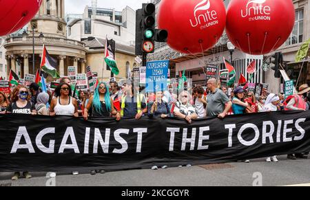 Regierungsfeindliche Aktivisten protestieren am 26. Juni 2021 am Portland Place im Zentrum von London, Großbritannien. Der Protest vereint Aktivisten aus vielen oppositionellen linken Bewegungen wie Kill the Bill, der Volksversammlung, den Stimmen der NHS-Mitarbeiter, der Stop the war Coalition oder der Extincion Rebellion. (Foto von Dominika Zarzycka/NurPhoto) Stockfoto