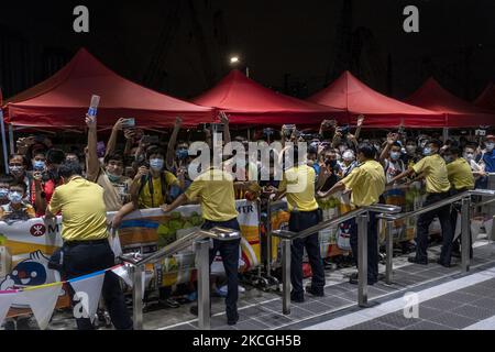 Passagiere stehen am Sonntag, den 26. Juni 2021, vor der Sung Wong Toi Station in Hongkong an. Heute hat die MTR-Ernte die Tune Ma-Linie vorgestellt, indem die bestehende West Rail- und die Ma-on-Shan-Linie bei Hung Hom über zwei neue Stationen nach Kwa Wan und Sung Wong Toi zusammengeführt werden. Die Tuen Ma-Linie verbindet die Ost- und West-New Territories. Mit einer Länge von 56 Kilometern und 27 Stationen ist sie heute die längste Strecke Hongkongs. (Foto von Vernon Yuen/NurPhoto) Stockfoto