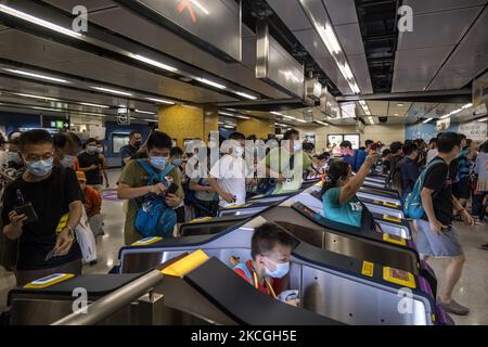 Passagiere passieren die Drehkreuzer im Sung Wong Toi Bahnhof, um am Sonntag, den 26. Juni 2021, den ersten Zug der Tuen Ma Linie in Hongkong zu fahren. Heute hat die MTR-Ernte die Tune Ma-Linie vorgestellt, indem die bestehende West Rail- und die Ma-on-Shan-Linie bei Hung Hom über zwei neue Stationen nach Kwa Wan und Sung Wong Toi zusammengeführt werden. Die Tuen Ma-Linie verbindet die Ost- und West-New Territories. Mit einer Länge von 56 Kilometern und 27 Stationen ist sie heute die längste Strecke Hongkongs. (Foto von Vernon Yuen/NurPhoto) Stockfoto