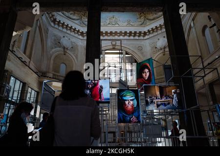 Besucher der Ausstellung „Leggere“ des Fotografen Steve McCurry im Margherita Theater in Bari am 26. Juni 2021. Im Foyer des Margherita Theaters ist die Steve McCurry-Ausstellung „Leggere“ für die Öffentlichkeit zugänglich, eine Ausstellung des berühmten Fotografen, die im Programm von Lungomare di Libri, einer Veranstaltung, die der Welt der Bücher gewidmet ist, enthalten ist. Die Ausstellung, kuratiert von Biba Giacchetti, sammelt 70 Aufnahmen zum Thema Lesen von einem der berühmtesten Fotografen der Welt, die bis Sonntag 27 kostenlos besucht werden können. Vom 28.. Juni bis zum 25.. August ist der Zugriff mit möglich Stockfoto