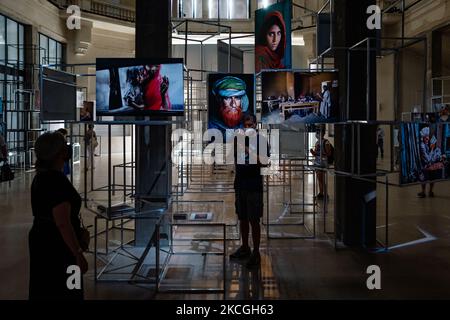 Besucher der Ausstellung „Leggere“ des Fotografen Steve McCurry im Margherita Theater in Bari am 26. Juni 2021. Im Foyer des Margherita Theaters ist die Steve McCurry-Ausstellung „Leggere“ für die Öffentlichkeit zugänglich, eine Ausstellung des berühmten Fotografen, die im Programm von Lungomare di Libri, einer Veranstaltung, die der Welt der Bücher gewidmet ist, enthalten ist. Die Ausstellung, kuratiert von Biba Giacchetti, sammelt 70 Aufnahmen zum Thema Lesen von einem der berühmtesten Fotografen der Welt, die bis Sonntag 27 kostenlos besucht werden können. Vom 28.. Juni bis zum 25.. August ist der Zugriff mit möglich Stockfoto