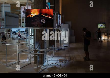 Besucher der Ausstellung „Leggere“ des Fotografen Steve McCurry im Margherita Theater in Bari am 26. Juni 2021. Im Foyer des Margherita Theaters ist die Steve McCurry-Ausstellung „Leggere“ für die Öffentlichkeit zugänglich, eine Ausstellung des berühmten Fotografen, die im Programm von Lungomare di Libri, einer Veranstaltung, die der Welt der Bücher gewidmet ist, enthalten ist. Die Ausstellung, kuratiert von Biba Giacchetti, sammelt 70 Aufnahmen zum Thema Lesen von einem der berühmtesten Fotografen der Welt, die bis Sonntag 27 kostenlos besucht werden können. Vom 28.. Juni bis zum 25.. August ist der Zugriff mit möglich Stockfoto