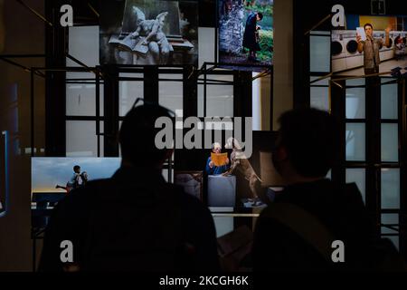 Besucher der Ausstellung „Leggere“ des Fotografen Steve McCurry im Margherita Theater in Bari am 26. Juni 2021. Im Foyer des Margherita Theaters ist die Steve McCurry-Ausstellung „Leggere“ für die Öffentlichkeit zugänglich, eine Ausstellung des berühmten Fotografen, die im Programm von Lungomare di Libri, einer Veranstaltung, die der Welt der Bücher gewidmet ist, enthalten ist. Die Ausstellung, kuratiert von Biba Giacchetti, sammelt 70 Aufnahmen zum Thema Lesen von einem der berühmtesten Fotografen der Welt, die bis Sonntag 27 kostenlos besucht werden können. Vom 28.. Juni bis zum 25.. August ist der Zugriff mit möglich Stockfoto