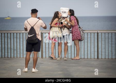 Am 26. juni 2021 genießen die Menschen den ersten Tag ohne Masken im Freien in Barcelona, Spanien. (Foto von Robert Bonet/NurPhoto) Stockfoto