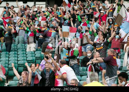 Fans von Harlequins feiern am Samstag, dem 26.. Juni 2021, das Spiel der Gallagher Premiership zwischen Exeter Chiefs und Harlequins im Twickenham Stadium, Twickenham. (Foto von Juan Gasparini/MI News/NurPhoto) Stockfoto