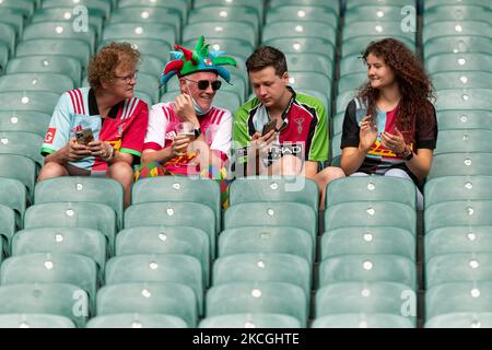 Fans von Harlequins während des Spiels der Gallagher Premiership zwischen Exeter Chiefs und Harlequins im Twickenham Stadium, Twickenham am Samstag, den 26.. Juni 2021. (Foto von Juan Gasperini/MI News/NurPhoto) Stockfoto