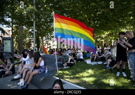 Die Regenbogenflagge auf der Abruzzen Pride Week, L'Aquila, Italien, 27. Juni 2021. Die Regenbogenflagge (auch Regenbogenflagge oder manchmal, unrechtmäßig, die schwule Flagge genannt) ist derzeit das am weitesten verbreitete und bekannteste Symbol der homosexuellen Befreiungsbewegung. Die ursprüngliche Regenbogenflagge von Gilbert Baker wurde 2015 von der MOMA Modern Art Gallery erworben. (Foto von Andrea Mancini/NurPhoto) Stockfoto